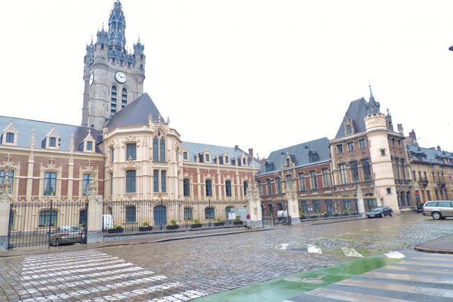 6/9日(日)、15日目。今日は日帰りでフランス最北部ノール・パ・ド・カレーの町リールとドゥエに行きます。ドゥエ:パリの北180キロ、リールの南東30キロ。人口4万5千人。930年フランドル伯領。その後ブルゴーニュ公国領、ハプスブルク家領をへて1668年、ルイ14世のフランスに敗れ以降フランス王国領となる。中世繊維産業、近代は炭鉱で栄える。いまは金属、化学工業都市。ルノーの工場がある。毎年7月におこなわれる巨人祭りが有名。1479年フランス軍を撃退した記念。私が行った日はあいにくの雨でひっそりと死んだような町の印象を受けましたが、お祭りのパンフレットなどを見るとなかなか賑やかな町のようです。ドゥエ国際ジョルジュ・プレートルコンクールというのがあったそうですが今もあるかどうか分かりません。写真は市庁舎と世界遺産の鐘楼。雨と写真機の不具合で写真はくすんだものばかりです。