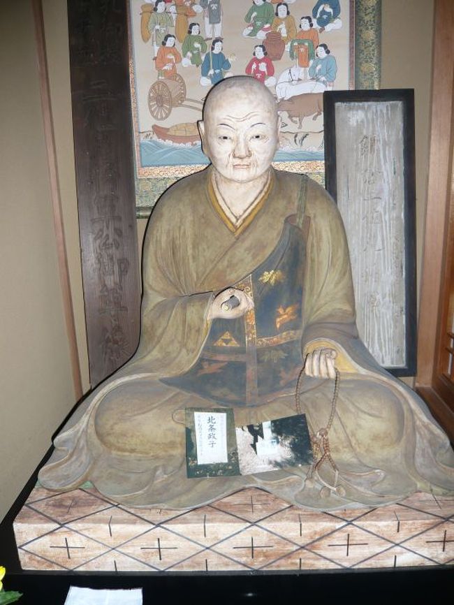 鎌倉に武家政権を樹立したのは源頼朝である。平家が壇ノ浦の戦いで滅亡した元暦2年(1185年)は改元されて文治元年(1185年)となる。これ以降が鎌倉時代とされ、鎌倉時代の始まりは頼朝が征夷大将軍に任じられた建久3年(1192年)から朝廷に日本全国への守護・地頭の設置を認めさせた文治元年(1185年)に遡った。教科書で教える鎌倉時代が文治元年(1185年)から始まるのであるから、建久3年(1192年)はいずれ消え行く運命にある。 では、当の頼朝像(http://4travel.jp/travelogue/10881307)はどうか?京都・神護寺の伝源頼朝像が足利直義(足利尊氏の弟)の像との説が有力になってはいるが、自刻像とされる鎌倉・補陀洛寺の源頼朝坐像は知られていない。最近は甲斐善光寺の源頼朝坐像が有名になっている。しかし、研究が端緒についたかどうかの段階であり、源頼朝像があぶり出されるまでにはまだまだ時間が掛かることであろう。 一方、武家政権の存続に大きく寄与した頼朝の御台所・北条政子像はどうであろうか?どうやら、鎌倉・安養院の北条政子像が一般的に知られており、生前にその姿を生き写したと伝わる横浜・乗蓮寺(http://4travel.jp/travelogue/10877023)の北条政子像(http://www.amashogun.co.jp/about.html)は全くのところ知られてはいない。日本史上では倭国女王卑弥呼(2〜3世紀中)と並んで、最も名の知られた女性・北条政子であるにも関わらずにである。また、卑弥呼の名前が不明なのは仕方がないことではあろうが、政子の晩年までの名前さえも不詳となっているのは納得のいかないことでもある。これも、横浜・乗蓮寺には「朝日御前」と伝わっている。 少なくても、北条政子像が横浜・乗蓮寺に伝わる像のお顔であるとすれば、鎌倉時代前期の歴史がもっととっつき易くなることは確かであろうか。(表紙写真は横浜・乗蓮寺の北条政子像)
