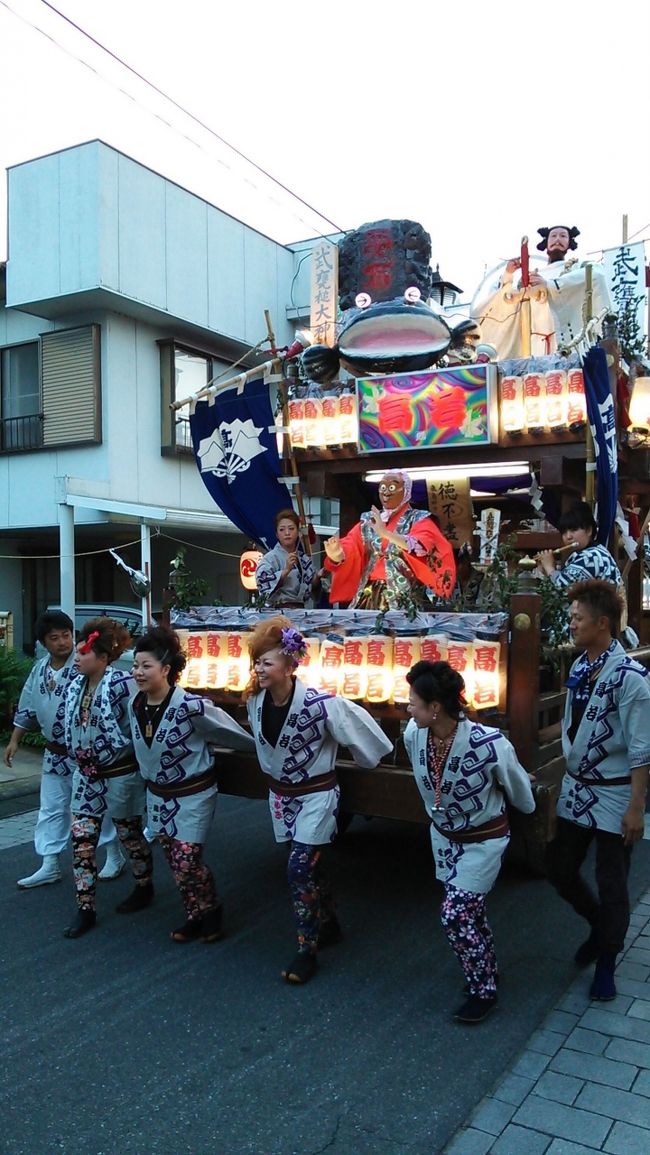 茨城県は筑波山の北西部に位置する桜川市。<br />歴史は古く真壁城の城下町として栄え、江戸時代は綿花の栽培で富を築き、大正に入り筑波石で全国で知れ渡りました。<br />石材産地では、日本三大産地だそうですが、現在は安価なチャイナ製に押され厳しいようです。<br />昔は、ベンツの登録数が全国1位になるほど、バブリイな村だったそうです。<br /><br />そんな歴史のある、真壁町は歴史的建造物群保存地域に指定され、かなり古い街並みが残されているんですよ。<br /><br />真壁祇園祭は、400年の歴史があるお祭りで、城下町の古い街並みを山車が練り歩く、kuropapaの年代(東京オリンピック生まれ)にはノスタルジックを感じさせてくれます。<br />この地区は、公共交通機関が全くないので、遠方からの観光客が来ないのが特徴なんです。<br />また、中学生位までの子供たちで賑わうのも特徴の一つですね。<br />こんなに子供がいたのかと思わせるほどです。<br />ですから、夜遅くまで祭りはやってますが、荒れることなく子供にも安全な祭りなんですよ。<br /><br />