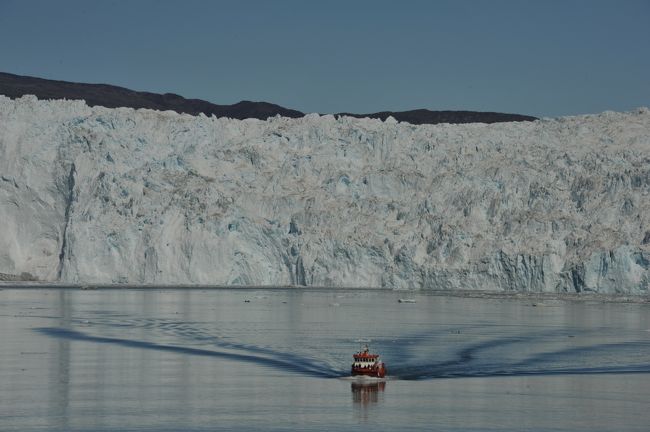 グリーンランドは世界で一番大きな島です。<br />地球儀の上の方にあるあの白いエリアのところ。<br />なぜ白いかと言うと氷河で覆われてるからです。国土の85％らしい。<br />国土は日本の6倍。人口は6万人弱。<br /><br />グリーンランドには何があるのかしら。氷河とオーロラ。他には・・・・？<br />オーロラは9月以降の冬季しか見られないので夏季は氷河ウォッチングだけです。<br />うーん・・・氷河かぁ。。。。<br />でも、24万年前からの氷床上にあるグリーンランドと聞けば行きたくなるでしょう～！<br />・・・・と思ってたらサイトを見つけました。<br />このサイトを見てから気分はバイブス～♪<br />さぁ～そのキャンプに行くのに6時間かけてボートで80キロを移動します。<br />ボートも観光ツアーになってます。<br /><br />http://www.worldofgreenland.com/en/boat-trips-in-the-disko-bay/dagstur-til-eqi-gletcher<br />1日ボートトリップ　一人1875DKK（37500円）<br /><br /><br />＜スケジュール＞<br />７月１日（火）成田からドバイ・エミレーツ航空・ビジネス利用 <br />NRT/DXB EK-319 21:20/03:10+1 B777-300ER<br /><br />７月２日（水）ドバイからローマ・エミレーツ航空・ビジネス利用<br />DXB/FCO EK-097 09:10/13:15 A380-800<br />宿泊：Hotel The Inn and The View at the Spanish Steps <br /><br />７月３日（木）ローマからオスロ経由レイキャビック・ケフラヴィーク国際空港（KEF）スカンジナビア航空利用。<br />FCO/OSL SK-4714 12:25/15:35 B737-800<br />OSL/KEF SK-4785 16:35/17:25 B737-800<br />ケフラヴィーク国際空港からレイキャビク市内のホテル迄は FlyBus を利用 <br />宿泊：Hotel Odinsve Reykjavic<br /><br />７月４日（金）レイキャビック市内からゴールデンサークル観光後ブルーラグーンへ移動（レンタカー利用）朝９時に出発して午後４時ブルーラグーンに到着。<br />宿泊：Director Blue Lagoon Clinic &amp; Hotel <br /><br />７月５日（土）ブルーラグーンからレイキャビック市内にある空港へ移動<br />レイキャビック空港（RKV）からイルリサット空港（JAV）エアーアイスランド航空を利用してグリーンランドへ。空港からホテル送迎車を利用。レイキャビックには空港が２か所あるので注意が必要。<br />RKV/JAV NY-439 10:45/12:00 ｴｱ・ｱｲｽﾗﾝﾄﾞ<br />宿泊：Ilulissat(ｲﾙﾘｻｯﾄ) Hotel Icefiord<br /><br />７月６日（日）イルリサットの港から船でエキ・キャンプへ移動<br />Ilulissat / Eqip Sermia 07:00/14:00 ６時間船で移動<br />宿泊：Glacior Lodge Eqi<br /><br />７月７日（月）Eqip Sermia滞在　宿泊： Glacior Lodge Eqi<br /><br />７月８日（火）エキ・キャンプから船でイルリサット港まで移動<br />Eqip Sermia / Ilulissat 14:00/19:00 ５時間船で移動<br />宿泊：Hotel Icefiord<br /><br />７月９日（水）イルリサットからカンガルッスァック空港経由コペンハーゲンに移動。エアー・グリーンランド・エコノミー利用<br />JAV/SFJ GL-501 06:55/07:40 DHC-8<br />SFJ/CPH GL-782 11:40/20:00 A330-200<br />宿泊：Hilton Copenhagen Airport<br /><br />７月１０日（木）コペンハーゲンからワルシャワ・ＬＯＴポーランド航空<br />CPH/WAW LO-464 09:25/19:45 空港からホテルはタクシー利用。<br />宿泊：Hilton Warsaw Hotel &amp; Convention centre<br /><br />７月１１日（金）ワルシャワからドバイ・エミレーツ航空利用。<br />WAW/DXB EK-180 14:45/22:15 B777-200<br /><br />７月１２日（土）ドバイから成田・エミレーツ航空利用。成田に宿泊。<br />DXB/NRT EK-052 02:50/17:35 B777-300ER<br />宿泊：Hilton Narita Airport<br /><br />７月１３日（日）成田から自宅に帰着。