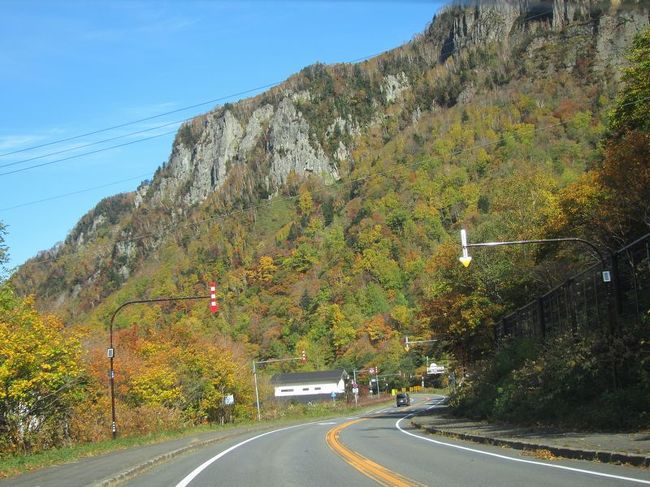 昨年秋の家族みんなでの北海道！<br /><br />移動ルート上にあった層雲峡は、ちょうど紅葉の季節♪<br />清々しい青空のもと、とっても気持ちの良いドライブ日和でした～。