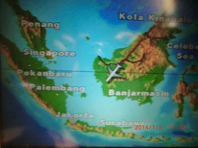 第4部-23冊目<br /><br />皆様、スラマッバギ！(インドネシア語でこんにちは)<br />オーヤシクタンでございます。<br />台湾を離れて、インドネシアに向かいます。<br />インドネシアは初めてです。<br />まず、飛行機の移動から報告します。<br /><br />表紙写真…赤道を通過するチャイナエアライン761便。<br />――――――――――――――――<br />旅行期日…2014年7月8日(火)～14日(月) 6泊7日<br /><br />7月9日(水)第2日目-1<br /><br />★CI761便 ジャカルタ行<br />台北桃園8:45→ジャカルタ13:00<br />↓<br />★ダムリエアポートバス ガンビル駅行<br />スカルノハッタ空港14:20→15:00<br />↓<br />ジャカルタ市内<br />