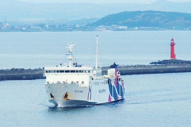 日本最北端の都市稚内から西方50Km以上の日本海に浮かぶネイチャーアイランド利尻島そして礼文島!!<br />その利尻・礼文へと旅人を運んでくれるのが心をつなぐハートランドフェリーの船です。<br /><br />6回目の訪問に当たって、計画の段階で決めたことがあります。<br /><br />◎稚内往復は1等ラウンジ席にすること<br />◎島から島の時だけ2等<br /><br />というのは・・・<br />今までの経験で言うと、<br /><br />◎稚内往復の2等客室はものすごく混む!!<br />◎1等和室は相部屋なので気兼ね^^;<br /><br />ところが実際には往きはとても空いていたのですが、なにはともあれ予定通りに優雅で快適な船旅を楽しんできました。<br />以前行った時から歳も重ねたことですし、ほんの少し贅沢をしてみました(*^ワ^*)<br /><br />ただ、今回の船旅は3回とも視界が利かず空がどんより<br />それがちょっと残念でしたが・・・<br />その埋め合わせでしょうか、最後の最後にサプライズが~ \☆^∇^☆/<br /><br />それでは、稚内に前泊してから、利尻島2泊、礼文島2泊。<br />そして稚内空港から東京へ飛び立つまでの船旅中心の旅行記をご覧くださいませ。<br /><br />島滞在の様子は旅行記に致しましたので、合わせてご覧頂ければ幸いです。<br /><br />利尻・礼文再訪記その① 夢の浮島/利尻島<br />利尻・礼文再訪記その② ポン山トレッキングで出会った花たち<br />利尻・礼文再訪記その③ 利尻島の夏を謳歌する花たち<br />利尻・礼文再訪記その④ 花いっぱい!!礼文島ドライブ~?<br />利尻・礼文再訪記その⑤(完)礼文島にウスユキソウの咲く頃<br />毎日温泉も堪能しました。<br /><br /><br />*この旅行記は何らかの資料を調べた上で掲載しておりますが、間違っている場合もありますので参考程度にお考え頂ければ幸いです。実際に行かれる時は、改めてご自身でお調べになって下さい。<br /><br />