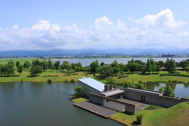 ある日のメール<br />石川県加賀市片山津温泉 ホテルアローレ<br />ご当選誠におめでとうございます。<br />「花火の見えるお部屋確約プラン」<br />ペア無料宿泊券を郵送にてお送りいたします。<br />◇客室◇<br />【一番人気！40?】美しい白山連峰を臨むデラックスツイン<br />昼は柴山潟越しに見える雄大な白山連峰、<br />夜はきらめく温泉街の夜景と、それを彩る華麗な花火。<br />時間帯によって様々な景色をご覧いただけるツインルームから<br />アローレならではの、とっておきの絶景をご堪能ください☆<br /><br />◇ご案内◇<br />ご宿泊の方は、下記アクティビティ施設を無料でご利用いただけます。<br />○天然温泉大浴場「加賀の湯」<br />○屋内温水プール＆付属のスパ施設<br />○館内スポーツ施設（テニス／卓球／パークゴルフ）<br /><br />まじですか？！　ヽ(^。^)ノ<br />母を誘って温泉でまったりすることにしました〜<br />送迎バスを予約<br />夕食は和食とイタリアンを選べるのですが<br />母のリクエストでイタリアンをチョイス♪<br />朝食は和洋折衷のバイキング<br /><br />青春18切符で母と二人旅となりました。<br />片道約4時間半で加賀温泉へ<br />加賀温泉駅へ13：30頃到着<br />送迎バスが待っていてくれました。<br />チェックインで<br />「本日はお部屋をラグジュアリーツインルームにランクアップさせて頂きました。」<br />無料なのにランクアップして頂けるなんて♪<br />お部屋から花火見物も出来たし、母と久しぶりにおしゃべり三昧〜<br />ホテルでひたすらまったりしてきました〜