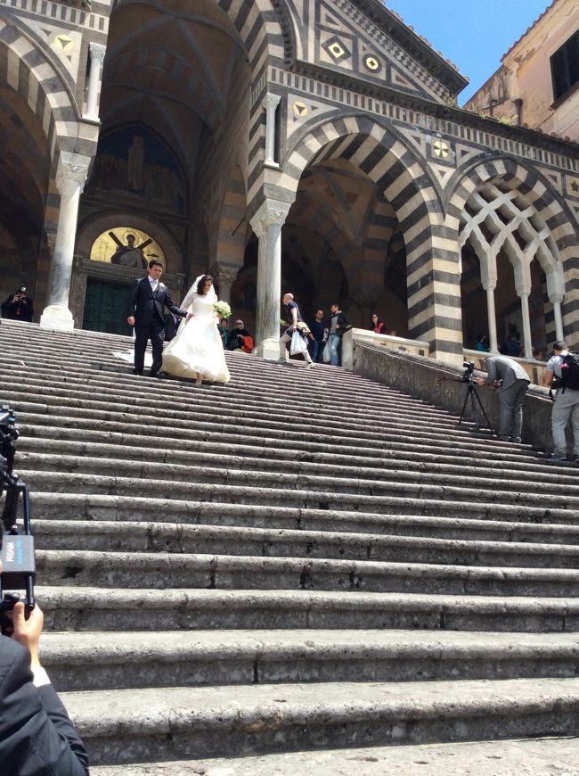 <br />アマルフィーには2泊します。<br /><br /><br />結婚式に遭遇。<br /><br />ドーモの階段下には<br /><br />純白の車が停まって<br /><br />新婚さんの到着を待っていました。