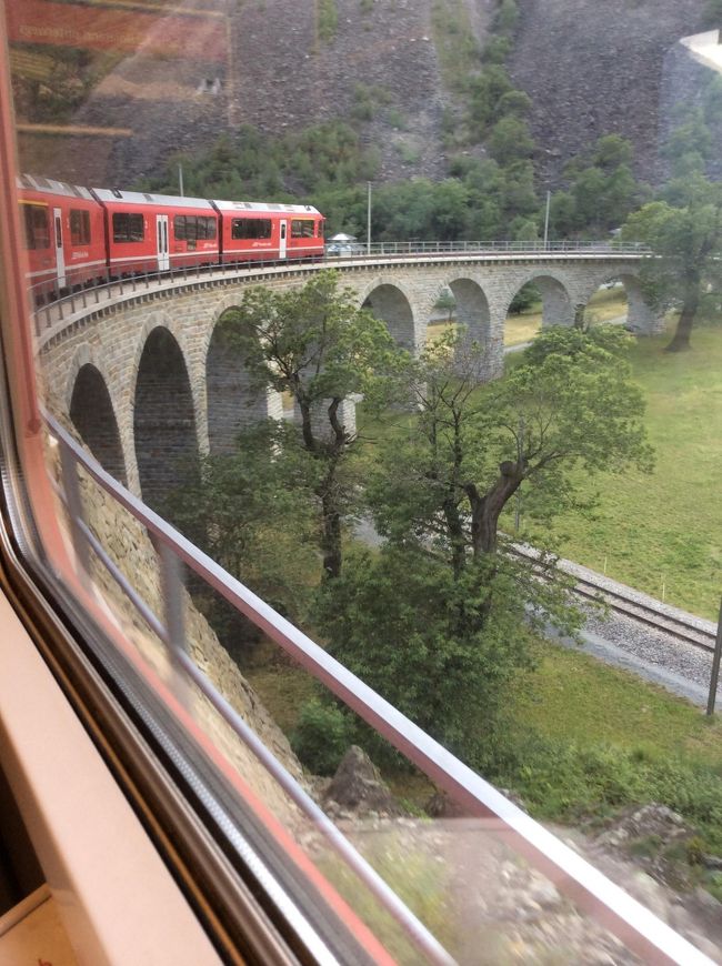 ■ベルニナ線 Bernina Line＜サン・モリッツ=ティラーノ＞<br /><br />1910年に開通したベルニナ鉄道（現・レーティッシュ鉄道ベルニナ線）は、歯車を使ったラック式鉄道ではなく、一般的なレールを使った鉄道でアルプス最高地点を走る鉄道として、すぐにその技術が大きな話題となり、後につくられるさまざまな鉄道計画のモデルになったといわれています。万年雪を冠った4000m級のベルニナ山群の名峰や氷河が輝くアルプスの世界から、葡萄畑や栗林に囲まれた素朴な谷を越え、イタリアまでの縦断ルート。2253mから429mまで高低差を結ぶ絶景の連続です。<br />（スイス政府観光局記事より抜粋）<br /><br /><br />サンモリッツ～ティラノ間のベルニナ線。乗車時間は2時間半くらい。<br /><br />氷河を間近に見られたり高低さが激しいので迫力があり<br /><br />写真を撮ったりしてるとあっという間<br /><br /><br /><br />イタリア側のティラーノに3泊。<br />何度もレイティッシュ鉄道に乗り<br />のんびり楽しみました<br /><br />が、<br />それでも、まだ足りない・・・もっと居たかった・・<br /><br />今度(もしここが初めての)主人と一緒に行くとしたら(定年後ね・・）<br /><br />想像してみた・・<br /><br />初日は、ティラーノからサンモリッツのベルニナ線を車窓でたのしみ<br />さらにそこからアルブラ線で行きそこで１泊<br />２日目は午前中にクールの街を散策して昼にアルブラ線乗車<br />初日と違う方向からループ橋など撮りつつ<br /><br />３日目はサンモリッツからティラーノに向いながら<br />４～5箇所くらいポイントを絞って下車。<br />降りてみると、また違った風景や感覚が得られて<br />レイティッシュ鉄道の醍醐味を存分に味わえる。<br /><br />そして、４日目があるなら<br />気に入ったベルニナ線の１箇所か２箇所でのんびりすごしたりハイキングを楽しみたい・・<br /><br /><br /><br /><br /><br /><br /><br />