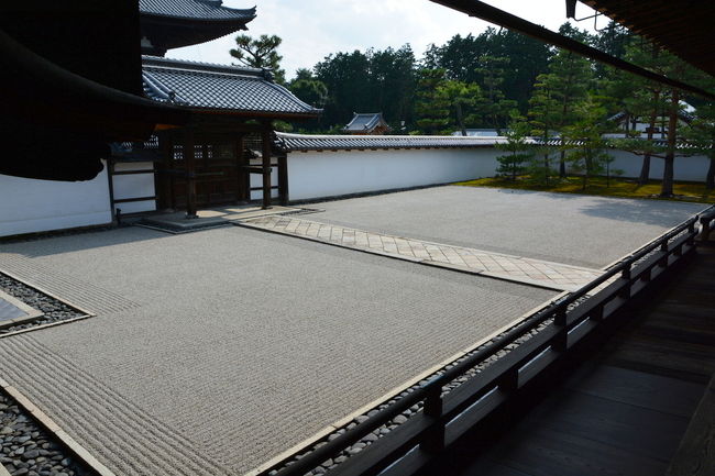 京の夏の旅　三箇所目は京都御苑北側に位置する相国寺です。<br />相国寺自体は期間限定で毎年公開されますが<br />今回は修復の済んだ方丈と方丈裏に庭園を目当てに行ってきました。<br />2004年5月に初めて訪問して11年目になりますね。
