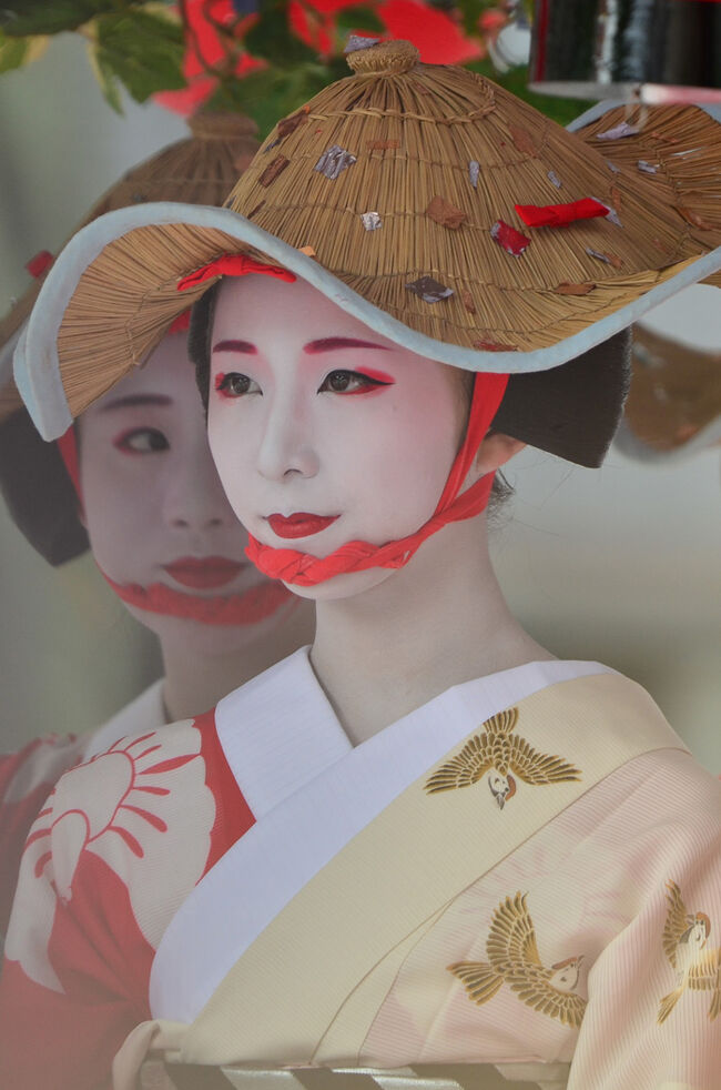 ユネスコ無形文化遺産「京都祇園祭の山鉾行事」。<br />2014年は49年ぶりに後祭巡行と150年ぶり大船鉾復活、<br />20140724..10基の山鉾が厳かに動き始めます。<br /><br />京都の知人から2014年から、後祭の山鉾巡行が復活するなら、<br />花傘巡行が終わるとの噂・継続されるみたいで安心しました。<br />去年は、雨模様なので・・・断念。<br />今年は、山鉾巡行と花傘巡行と重なり観客は山よう。<br />凄い人に、先頭へ巡行を追いかけれませんでした・<br />よって、ある箇所ある箇所に立ち寄って撮り続けました・<br />結果、今まで一度も無いが、今回はすべて巡行を歩き終えました。<br />（結果市役所前で、京都の友達が偶然に私の映像を撮ってました。）<br /><br />ところ：四条界隈<br />とき：7月24日（木）午前10時〜<br /><br /><br />2012「花傘巡行」第一部<br />待機記念撮影/祇園石段下/八坂神社→四条河原町<br />http://4travel.jp/travelogue/10692643<br />2012「花傘巡行」第二部<br />四条通→八坂神社<br />http://4travel.jp/traveler/isazi/album/10692484/<br /><br />2009 「花傘巡行」第一部<br />http://4travel.jp/traveler/isazi/album/10258421/<br />2009 「花傘巡行」第二部<br />http://4travel.jp/traveler/isazi/album/10259096/<br />2009 「花傘巡行」第三部<br />http://4travel.jp/traveler/isazi/album/10259224/<br /><br />2008 祇園祭の花傘巡行（前編）<br />http://orangestudio.homeip.net/gallery/user.php?userid=24100<br />2008 祇園祭の花傘巡行（後編）<br />http://orangestudio.homeip.net/gallery/user.php?userid=24111