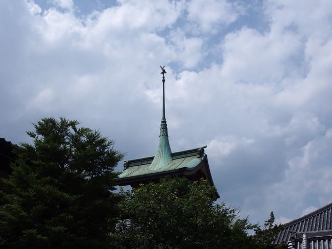 第３９回京の夏の旅・文化財特別公開の一つ、大雲院祇園閣（だいうんいんぎおんかく）は、高台寺の近くにあります。<br /><br />建築家伊藤忠太の設計で、高さ３６ｍ祇園祭の鉾に似せた祇園閣は、その閣上から京都市内を一望できるようです。<br /><br />この特別公開の期間中は、祇園閣の中に入ることができ、閣上に上ることができます。<br /><br />ふだんは見ることのできない閣上からの眺め、見に行こうと思います。<br /><br />車を高台寺の駐車場に停め、高台寺を拝観し、そしてねねの道を歩いて、大雲院祇園閣に行くことにしました。<br /><br />【写真は、ねねの道から見た祇園閣です。】