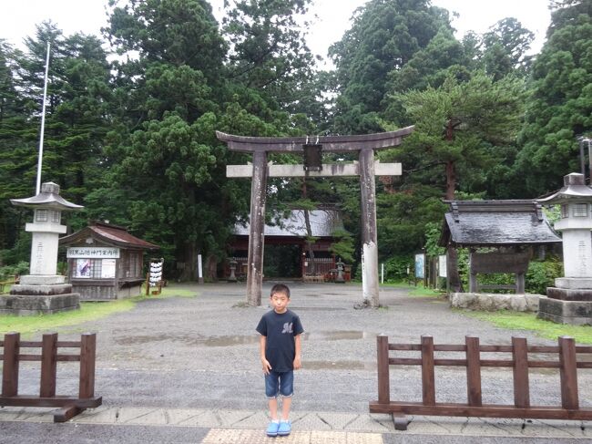 去る7月27日(日)から2泊3日の日程で出羽三山を参拝したのである。<br />出羽三山(でわさんざん)とは山形県村山地方・庄内地方に広がる羽黒山・月山・湯殿山の総称なのである。<br />先任搭乗員の地元には「男子たる者は、行人(三山参りを成し遂げたる者を行人と云う)の資格を得なければならない」という風習が昔から続いているのである。ということで、今回は倅を伴っての参拝となったのであった。