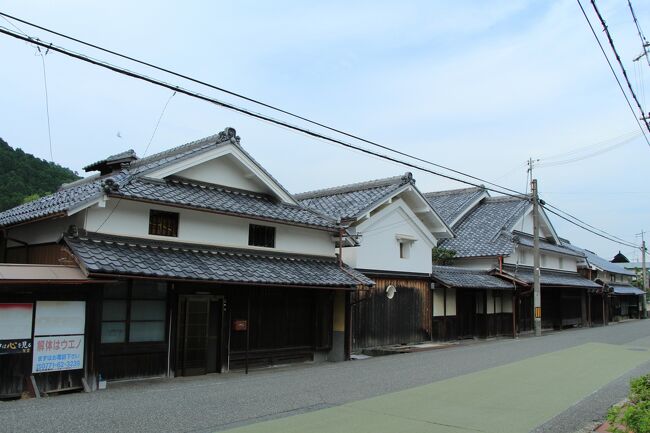 兵庫県東部の山間を東西に流れる、籾井川南岸に位置する篠山市福住(ふくすみ)は、京都丹波口から亀岡を経て篠山城下へ至る西京街道(但馬国へ至る丹波街道と同じ街道の別称)沿いの、亀山藩との国境近くにあったことから、篠山藩や柏原藩の参勤交代時の宿場町として整備され、格式の高い本陣や脇本陣が置かれていました。明治維新とともに宿駅制度が廃止され、鉄道や道路網の整備が進行する中、明治32年に京都〜福知山を結ぶ鉄道が開通したことにより、宿場町としての福住の重要性は薄れ、徐々に旅籠や商店が廃業していきます。その後は農業を中心とした農村集落としての性格を強めていきますが、昭和47年に篠山口と福住を結んでいた国鉄篠山線が廃線となったことから、益々福住の発展が阻害されることになってしまいます。こんな時代背景が幸いしたことや、近年、国道372号線が町並みの北側にバイパスとして整備された結果、宿場町の風情を湛える、魅力的な町並が残されています。町並みを構成する町家は、切り妻屋根の中2階建ての妻面に重厚な軒庇を付け、一見入り母屋造りに見えるこの地方独特のたたずまいが大きな特徴となっています。では、町並みの中にある篠山市役所多紀支所の駐車場に車を停めさせてもらって、西の方から町歩きを始めます。