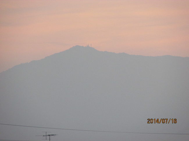 新横浜駅を出た新幹線からは暫らくすると右手窓に円錐形をした形の良い山を見ることができる。霊峰・大山だ。同じ漢字で「大山」と書く山は、伯耆（鳥取）にもあり、そちらは「ダイセン」と読むが、こちら相模の山は「おおやま」と呼ばれている。二つとも奈良朝以前から全国に知れ渡った霊山で、殊、相模の大山は東大寺初代別当が幼少の頃、この山の寺で修行したことでも有名で、それにちなんでかどうか、江戸時代以降「大山詣」が盛んに行われるようになり、この山の中腹にある阿夫利神社は参詣を兼ねた遊山客で賑わっていたという。この山の麓のケーブルカー駅周辺の参道は、今でも当時の賑わいを残している。<br /><br />当方も過去３回大山には登ったことがある。１２００ｍ程の山だから当時の脚力からすればケーブルを利用するまでもなく容易に大山寺境内を通り過ぎ、阿夫利神社にお参りし、山頂を目指したが、その山頂からの眺めは素晴らしいものだった。前に視界を妨げる何物もなく、眼前に開けた相模野の平野、弧を描く相模灘の波頭と太平洋。その先の鎌倉のちょっと入り組んだ入り江と三浦半島、右手下には伊豆半島がずっと海の向こうに伸びている。丁度新幹線からこの山が真正面に飛び込んでくるのと同じように、山頂からは３６０度の大パノラマが広がっていた。<br /><br />今日半日海老名を歩き、相模国分寺、旧国分寺遺跡、旧尼寺遺跡、そのどこからも正面にこの大山が眺められ、万葉の人々は流石美的感覚に優れ、この山が最も美しく眺められるこの土地に国府を置き且つ国分寺を建立した。朝な夕なこの山を眺め、祈り、気象を観測したに違いない。<br /><br />街中に再築された七重の塔を眺め、駅に戻る途中の目に飛び込んできたのは、今しも西日に照らされた大山のシルエットだった。神々しい、としか表現のしようのない美しく均整の取れた山並みだった。今はビルが邪魔になり、視界を妨げたりしているが、この美しさは千数百年前の万葉人が朝な夕な眺めたであろう情景と変わらぬ美しさだった。<br /><br />駅の西口まで出て、長い跨線橋の上にまで上がり、陽が沈むのを眺めた。いつか時間を越え、自分が万葉人になったかのような気分を味わった。<br /><br />＜　相模峰の　小峰見かくし忘れ来る　妹が名呼びて吾こねし泣くな　＞<br /><br />　　　　　　　　　　　　　　　　　　　　　　　　　　　　　　　<br />　　　　　　　　　　　　　　　　　　　　　　　　　　　　　　　　完