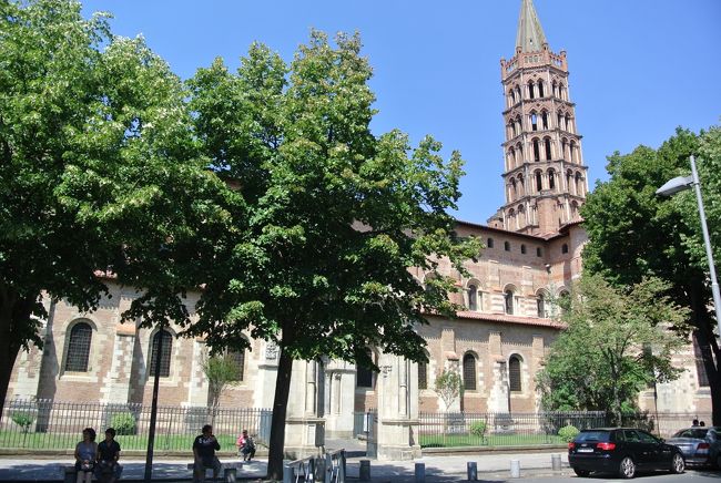 ミディピレネー地方の中心都市のトゥールーズへ移動します。<br />フランス第5の都市で、エアバス社の本社があるとこで有名です。<br /><br />この街はガロンヌ川のピンク色の粘土を使ったレンガで、多くの建物が建設されていて、どの建物も薄いピンク色なのです。<br />非常に美しい街並みで、ぶらぶら歩きがとっても楽しい。<br /><br />中でも、ランドマーク的な存在のトゥールーズ市庁舎であるキャピトルや、スペインのサンチアゴ・デ・コンポステラへの街道上の重要な巡礼地であるサン・セルナン・バジリカ聖堂は見逃せない名称です!!<br /><br />うーん、時間が足りない(T_T)<br /><br />こんな見所満載だとは思わず、ランチのついでに観ようなんて、申し訳なく候う。<br /><br /><br />カルカッソンヌから、約1時間半程度で到着します。<br />我らがトヨタさんは、快調な走りで助かります(^-^)v<br />使いなれてる日本車って、やっぱりストレスが少なくて楽チン←決して強がりではなく<br /><br />街のど真ん中に、まず目指すべきキャピトルがあります。<br />便利なことにそのキャピトルの真下が公共の地下駐車場になっておりました。<br />車を停めると、まあ目の前ですからキャピトルから観ましょう。<br />簡単に言うと市庁舎なのですが、その規模と豪華さが市庁舎ではない。<br /><br />二階の広間には、素晴らしい壁画と天井画があり、多くの観光客が詰めかけてます。<br />キラキラと絢爛豪華なキャピトルは、かつての絶対王制下のフランスにおいても、12名の議員で運営する共同議会を持ち、トゥールーズに数多の特権を認めさせたのであった。<br />↑<br />と、見たもの聞いたものを偉そうに書いてみる。<br /><br /><br />この他にも、やはりピンク色のレンガが使われたサン・セルナン・バジリカ聖堂にも行かねばなりません。<br />アルルから続くサンチアゴ・デ・コンポステラへの巡礼街道の中継地になっており、この教会が重要な拠点となっているそうです。<br />むむっ!!<br />教会好きには外せん情報、ありがとう!!<br />(クリスチャンではないのですけども、仏教徒なのですけども・・・)<br />八角形の尖塔が美しい、すっきりした教会。<br />ロマネスク様式ではフランス最大の大きさなのだそうです。<br /><br />意外にも見どころ満載で、本当はランチどころじゃないですわ。<br /><br /><br />いつかフランスの下半分(地図のね)だけで、旅行がしたい♪<br />いつかきっと。<br /><br />
