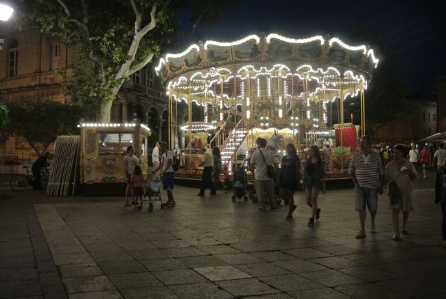 完全に舐めてました。<br />バカンスシーズンのフランスを…。<br />我々はミディピレネーのカルカッソンヌと、トゥールーズを見て、その名を聞いただけでちょっとワクワクするようなプロバンス地方のアヴィニョンへ向かっておりました。<br />夕方までには到着する予定でいましたが、がーん。<br />ここはフランス。<br />パリやリヨンなどの大都市の人々が夏のバカンスを楽しむのは南フランスでありまして。<br /><br />8月も中旬ですので、ぼちぼちバカンスを切り上げて帰る人が大勢な訳ですよ。<br /><br />南から北へ向かう高速道路がですね。<br />大渋滞。<br />大の渋滞です。<br /><br />トゥールーズからアヴィニョンまで距離にして330kmなので、まぁ3時間半くらいかと思われるわけですよ、通常。<br />いつも頼りにしているGoogleさんもそう言ってるわけですし。<br /><br />モンペリエ手前から、そりゃものすごい渋滞なのです。<br />「あれ?ここはバンコクか?」、あるいは「保土ヶ谷バイパスか?」ってな具合なわけです。<br /><br />軽く6時間以上かかりまして、もうアヴィニョンは夜なのです。<br />夏のヨーロッパは日の入りが遅いとは言え、もう20時なのです(涙)<br /><br />意気消沈のてつやん一向は、まずホテルに荷物を置いて、駅にレンタカーを返し(EUROPCARありがとう!!)、取りあえずバスにて旧市街まで向かいます。<br />はぁー、全然アヴィニョン見れなかったなぁ…。<br /><br /><br />アヴィニョンは、夏のバカンスで特に人気のプロヴァンス地方にある町。<br />アヴィニョン演劇祭が有名で毎年7月の3週間にわたって開催される夏の風物詩です。1947年より続く最も歴史のある演劇祭で、公式に招待を受けた演者が法王庁の前庭を中心行う「フェスティバル・イン」と市内、郊外などで行われる自主公演「フェスティバル・オフ」からなり、演劇、バレエ、ミュージカル、映画、コンサート、サーカス、大道芸など幅広い分野にわたるスペクタクルイベントです。<br /><br />「フェスティバル・オフ」は、自由に宣伝を行うことができるので、町にはポスターが貼りめぐらされ、通りでは楽団が奏でる楽しい音楽、歌に踊り、大道芸などが繰り広げられ至るところに人垣がみられ、町全体がつかの間の劇場に変身。<br /><br /><br />会期中はアヴィニョンの人口(約9万人)に匹敵する演者、観客が国内外から集まり大いに賑わいます。<br />実際に劇場に行かなくても町に一歩踏み込めば一瞬でその雰囲気に飲み込まれ、感動を覚えると思われます。<br /><br />また、街の見どころとして、法王庁(かつてほんの一時だけ、ローマ法王がアヴィニョンに住んでいたことがある)、サンベネゼ橋、アングラドン美術館など。<br /><br />まじかっ!?<br />見所満載じゃないけ?<br />大渋滞が恨めしい(>_<)