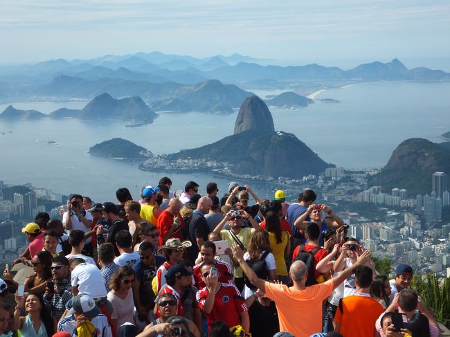 ブラジルの旅は２日目。<br />いよいよこの日から、サッカーＷ杯の決勝トーナメントの試合が始まります！！<br /><br />この日の試合は、ブラジルｖｓチリとコロンビアｖｓウルグアイという、Ｗ南米対決。<br /><br />まずはコパカバーナビーチで大規模なパブリックビューイングがあるというので、たくさんのブラジル人達とともにブラジルｖｓチリを観戦。<br />ＰＫ戦までもつれ込む白熱した試合で、コパカバーナは大盛り上がりでした！<br />ブラジル人のサッカー熱はほんとにすごい！！<br /><br />そして、憧れの聖地・マラカナンでコロンビアｖｓウルグアイを生観戦。<br />初めて生で観るサッカーＷ杯の試合…、本当に感動しました♪<br /><br />僕はずっと日本代表のユニフォームを着て行動していたのですが、ほんとに行く先々でブラジル人はじめ各国サポーターに声を掛けられました。<br />こんなに日本を愛してくれている人がいることに感動したし、やっぱり世界中の人々を熱狂させるＷ杯はすごいな、と実感しました。<br /><br />本当にはるばるブラジルまでＷ杯を観に来てよかった…！<br /><br />　Ｄａｙ１ →リオデジャネイロ<br />★Ｄａｙ２ リオデジャネイロ（コロンビアｖｓウルグアイ観戦）<br />★Ｄａｙ３ →フォス・ド・イグアス<br />　Ｄａｙ４ →イグアスの滝（アルゼンチン側）→サンパウロ<br />　Ｄａｙ５ サンパウロ（アルゼンチンｖｓスイス観戦）<br />　Ｄａｙ６ →リオデジャネイロ<br />　Ｄａｙ７ リオデジャネイロ<br />　Ｄａｙ８ リオデジャネイロ（フランスｖｓドイツ観戦）→<br /><br />この旅行記では旅の２日目に加えて、３日目に訪れたコルコバードの丘まで、一気にご紹介します！<br /><br />リオのＷ杯の盛り上がりが少しでも伝われば嬉しいです♪