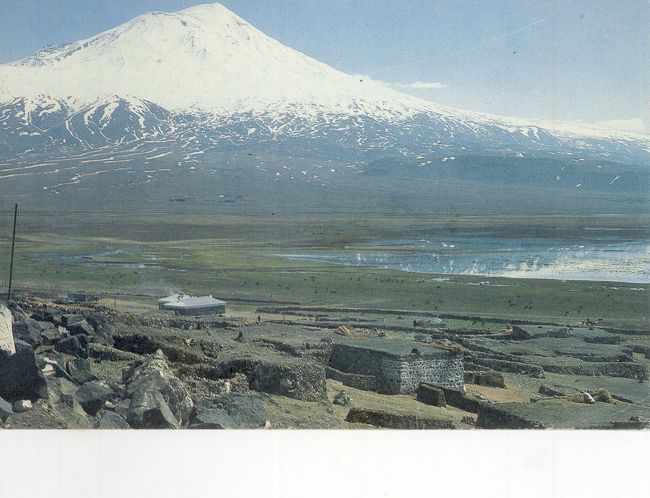 　母の遺品を整理していたら一枚の絵葉書が出てきた。<br />　２６年前トルコから母へ出した<br />　アララット山（標高５１６５m）絵葉書だ。<br />　<br />　この麓 Bazarganにイランへの国境検問所がある。<br />　イラン・イラク戦争（１９８０年９月２２日〜１９８８年８月２０日）<br />　ちょうど、休戦１年前、<br />　イラン劣勢になっていた<br />　１９８７年１０月１１日（日曜日）入国<br />　タクシーで、Ｍａｋｕを通過、Ｔａｂｒｉｓへの路を走らせた。<br />　途中、小学校を見学。日曜日で児童のいない教室の黒板横の<br />　世界地図を見て驚く。<br />　なんと、南北アメリカ大陸が無いＭａｐなのだ。<br />　水の枯れた無河原をなんどとなく渡り、<br />　身の危険を感じた愛走路は、<br />　Ｓａｈａｂａｔｏという村落で折り返す。<br />　再びその日のうちにトルコへ戻った。
