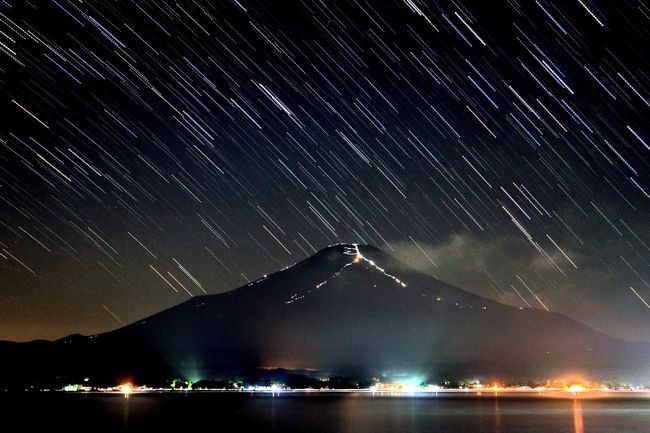 　北海道旅行から戻った後、写真の整理も終わらぬうちに、猛暑・熱帯夜を避けて友人の山中湖の山荘で3泊4日の、のんびり避暑生活をしてきました。今回は、オーナーの友人夫妻は不在で、我々だけの滞在です。なにしろ、空いているときは自由に山荘を使ってもよいと合鍵まで作ってもらっているので、そのお言葉に甘えての滞在です。<br />　今回はあちこち観光に出かけるのではなく、静かな森の中で鳥のさえずりや、好きな音楽を聴いたり、昼寝を決め込んだりと「のんびり、ゆったり」がモットーの滞在です。天気がよければ、近場で早朝、夕方の富士山の見える風景を眺め、写真に納められればラッキー、ダメだったらまた来ればいいと気持ちにも余裕がある滞在でした。<br />　いつもの旅行のようにシャカリキになってカメラのシャッターを押すこともなかったので、4日間滞在中の写真をひとつの旅行記にまとめてしまいました。