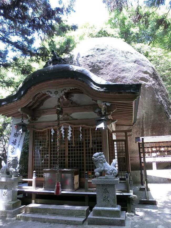 ハイキングがてら、大阪府交野市の磐船神社へ行きました。<br />磐船神社ではたくさんの巨石の間を歩いたりくぐり抜けたりする、岩窟めぐりができます。<br />心構えをせずに行ったので、なかなか強烈な体験でした。<br />