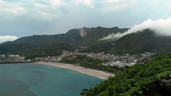 5月に天上山に行こうとしたけど、船のチケットが取れなかった神津島。<br />7月はもっとチケットが取れなかったけど、席なし券の存在を知ったので行ってみました。<br />7月なら海も入れるよねってことで、1日目はシュノーケル。<br /><br />連休前ってこともあり、目が丸くなるくらいの混雑東海汽船のさるびあ丸で10:30ごろ神津島着。<br />宿でごろごろしてから、よっちゃーれセンターでランチを食べて、おいしい水が飲めるスポットによりつつ、赤崎でシュノーケルして、温泉。