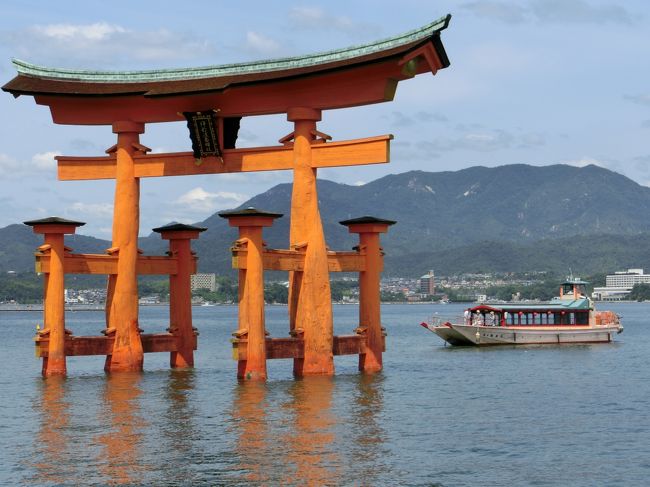 ２日目　<br />広島港から高速船（瀬戸内シーライン）に乗り世界遺産・日本三景の宮島に行きます。。<br />嚴島神社と周辺を観光後、弥山へ。<br />上りの片道だけロープウェーで,下山は徒歩で下りました。<br />下調べもせず歩いたのですが、登山コースは3コースあって、歩いた「大聖院コース」は、石段が2000段！もありました。古くからの石仏や町石が残っていて展望の良い場所がたくさんあるコースでした。<br />しかし16時の乗船の時間に間に合わせる為に2000段を大急ぎで速足・・<br />休憩時間も取らず歩き続けました。こんな無茶した結果…足ガクガクの筋肉痛で・・・<br />宿泊先ホテルの広島温泉「瀬戸の湯」に念入りに入り足の疲れを癒しましたが、足の疲労は自宅まで持ち帰りました(-_-;)。足の件はさておき・・<br />海に浮かぶ厳島神社の優美な姿は今も深く心に残っています。<br /><br /><br />8:30 宿泊したホテルアクティブ広島から「広電」路面電車「銀山町」＝＝「広島港」高速船（瀬戸内シーライン）9:25発〜〜〜宮島港9:57着<br /><br />16:00宮島桟橋　高速船（瀬戸内シーライン）〜〜〜グランドプリンスホテル前16:31着　　グランドプリンスホテル広島泊