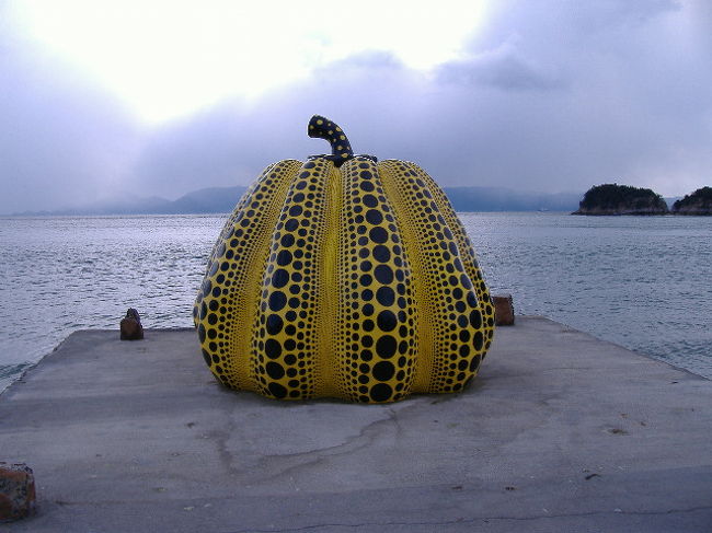 その1徳島編 http://4travel.jp/travelogue/10659064/<br />その2鳴門渦潮編http://4travel.jp/travelogue/10660501/<br />その3大塚国際美術館ルネサンス~バロック編http://4travel.jp/travelogue/10661689<br />その4渦の道編http://4travel.jp/travelogue/10910158<br />その5大塚国際美術館近代~現代編http://4travel.jp/travelogue/10913463<br />その6高松栗林公園編http://4travel.jp/travelogue/10913536<br /><br />長らく続いたこの旅行記も7作目にてようやく完結です。<br />もう少しだけお付き合いくださいませ。<br /><br />朝一番のフェリーこそ乗り遅れたものの、午前中の内に無事直島に到着。<br />港の赤かぼちゃも気になりますが、まず海の駅なおしまのコインロッカーに荷物を預け、すぐに町営バスに乗り込みます。<br />100円で終点まで行った後、ベネッセアートサイト直島の場内シャトルバス(無料!)で地中美術館に直行。<br />その後は屋外アート巡りの予定でしたが、3月だというのに小雪が舞い、海沿いなせいか風も強く、屋外に立ち止まって撮影する余裕はほとんどありませんでした。<br />道沿いにあるものは撮れましたが、できればもう少し近くまで行きたかったものもたくさんありました。