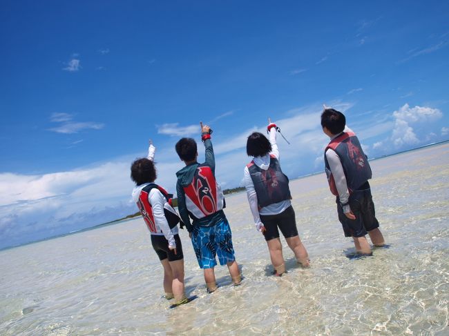 ※だらだらと長い旅行記になりますこと、最初にお詫びしておきます。宜しくお願いします。以下の3本構成の予定です。<br /><br />→(1)2014年夏 グアム15日間 頑張った前半・行動編<br /> (2)2014年夏 グアム15日間 gdgdな後半・行動編<br /> (3)2014年夏 グアム15日間 思い残すことは多々あれど・飲食&お土産編<br /><br />◆今回の一句(Shakespearianさんの海外詠みに感化され)<br />「台風や 椰子の葉擦れの 音枕」 るび<br /><br />◆今回の旅は―<br />私にとって2年ぶり5度目のグアム。今回は前半ご一緒するお友達親子が初グアムなので、前半はアクティビティ盛り沢山、後半はダイビング3日間+いつものるび家ペースを予定していました。ところが前半こそ晴れたものの、後半は台風ハーロンの影響で連日曇り+雨又は嵐、帰る前日にやっと晴れ間が...といった天候でした。日頃の行いのせいかもしれませんが、それでもぎりぎりダイビング3日間はこなせたのが幸いでした。天候の影響もあり、やりたかったことを幾つかやり残してしまいましたが、これもまた毎度のことでして。次回への期待と希望の源とする、それもまた良しかなと。<br /><br />◆交通と宿泊<br />・エアはデルタのマイレッジ利用で往復ビジネスクラス<br />・株主優待券利用のレオパレスリゾートグアムの2BRコンドミニアムに11泊+Agoda利用のシェラトンラグーナグアムリゾートのオーシャンフロントコーナースイートに3泊<br />・初日から11日間はレンタカー利用、シェラトンの4日間は赤いバス(Red Guahan Shuttle)の5日間パスを購入<br />・前半の7泊8日は、お友達親子と一緒に4人で過ごし、後半は夫婦2人の旅<br /><br />◆旅の概略<br /><前半><br />7/19…DL290便でグアム。レオパレス到着後、レンタカー借り出し。夕食はハガニアSCのペイレスで買い物。夕食はPandaEXでテイクアウト。<br />7/20…ランチはアガニアのマクドナルド。アンダーウォーターワールド。コストユーレス、Kマート、カリフォルニアマートで買い物。夕食は巻き寿司、刺し身、自作ポキ、マリネ。<br />7/21…大変な目に遭いつつファンタシーチャーター(底釣り)。ランチはThai Smoothie&Grillでテイクアウト。夜はサンドキャッスルでショーを鑑賞(デラックスディナーコース)。<br />7/22…ジェントリーブルーで体験ダイビング(2ビーチ)。ランチはGPOの味千でラーメン。夕食はレオパレス内のラーゴでアラカルト。<br />7/23…ビキニアイランドクラブ。夕食はアガニアのシャーリーズで。<br />7/24…イパオビーチでスノーケリング。ランチはアス・スモークハウスでテイクアウト。夕食はマイクロネシアンモールのフードコートで。ABCストアでレッグジェル購入。<br />7/25…ジェントリーブルーでトローリングボートチャーター。昼はマイクロネシアンモールのフードコート。夕食はホリデーリゾート内のラ・ブラッセリーでビュッフェ。<br />7/26(午前)…O君親子を空港へ送る。レオパレスに戻り、ラーゴでランチ。部屋からO君達の乗った飛行機を見送る。(前半終了)<br /><br /><後半><br />7/26(午後)…レオパレス内散策。ジーゴの平和慰霊公苑へ行くも、閉園時間間際のため、参拝断念。夜もラーゴ、ウィークエンドビュッフェ。<br />7/27…ジェントリーブルーでダイビング1日目(アメリカンタンカー、ウエスタンショールズ)。帰りにアイランドフレッシュでまぐろブロック等購入、調理して夕飯にする。<br />7/28…ジェントリーブルーでダイビング2日目(ギャブギャブII、ハーレーリーフ)。レオパレス内のフェレガロでバースデーディナー。<br />7/29…ジェントリーブルーでダイビング3日目(バルボンバー、ノーチラス)。ジーゴの平和慰霊公苑へ再び。帰り道、マイクロネシアンモールで赤いバスの5日間パス購入。ABCストアでお土産類購入。明日はシェラトンへの移動日なので、夕飯はコンビニ大阪のおにぎりと残り物で済ます。どうやら台風来襲らしい。<br />7/30…早めにシェラトンに移動することにし、レオパレスを9時にチェックアウト。シェラトンは11時過ぎに部屋に入れてくれた。台風で外出禁止らしく、返却予定のレンタカーオフィスもクローズ。レストランもラ・カスカッタしか開いていなかった。<br />7/31…朝食はクラブラウンジ。遅いランチに赤いバスで藤一番2号店へ。夕方、クラブラウンジのカクテルタイム。夜、風も収まったのでやっとジャグジータイム。<br />8/1…朝食はクラブラウンジ。部屋に戻りジャクジー三昧。夕方、帰国便のチェックイン。夕食は一昨日予約したローンスターステーキハウスでTボーンステーキ。<br />8/2…赤いバスの始発でGPOへ。ロスドレスでボストンバッグ、シナボンで息子へのお土産を買う。1時前に空港到着。サガンビシタとクリッパーズで時間をつぶし、定刻に搭乗するも機内整備で1時間以上待たされる。結局1時間20分ほど遅れて成田に到着し、無事帰宅。<br />