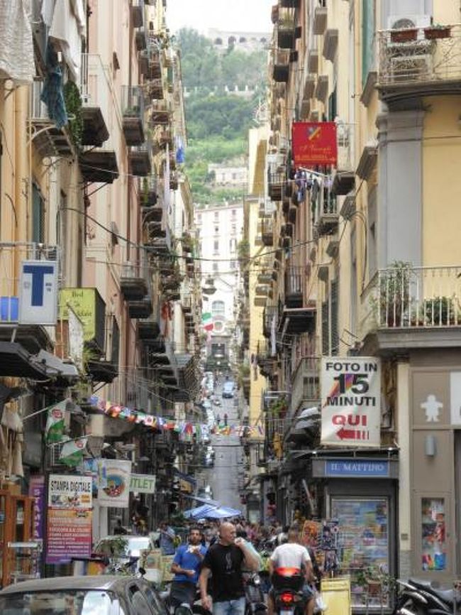 真夏の優雅な南イタリア旅行　Napoli×Puglia♪　Ｖｏｌ１５（第２日目午後）　☆ナポリ（Napoli)：トレド通り（Via Toledo)からサンタルチア（Santa Lucia)へショッピング♪
