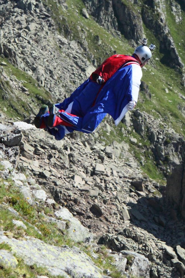 モンブラン山群の観光で、プレバン展望台へ登った。<br />ウイング スーツを着て、ムササビの様にジャンプして滑空する、ベースジャンピングに遭遇した。<br />プロのジャンパーらしく、言葉少なく黙々と準備をして、さっとジャンプをしてしまった。　<br /><br /><br />表紙の写真は、絶壁からジャンプした瞬間。