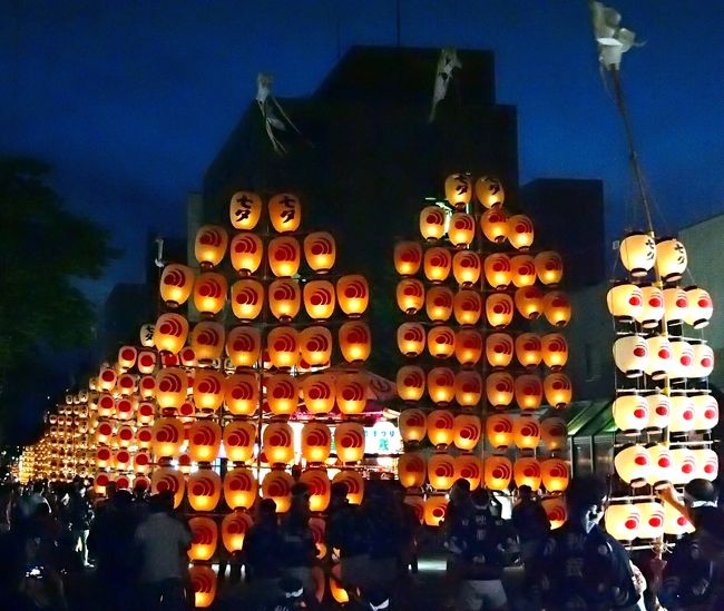 昨年、初めて東北のお祭りを見て、すっかり虜となってしまった。<br /><br />ねぶたのように夜のお祭りが好きだなぁ～ということで、今年は秋田竿燈まつりを見に行くことにした。<br /><br />ねぶたが、ねぶた師の作成する芸術品を競うのに対し、竿燈まつりは、竿燈を操る差し手の技を競う。<br /><br />稲穂にみたてた竿燈の無数の黄金の光が、帯のように連なり夜空にゆらめく光景と、ドッコイショ～！ドッコイショ！と掛け声をかける観客たちが一体となり、幻想的かつダイナミックなお祭りの一夜は盛り上がった。<br /><br />秋田竿燈まつり２０１４（８月３日～６日）<br />http://www.kantou.gr.jp/index.htm