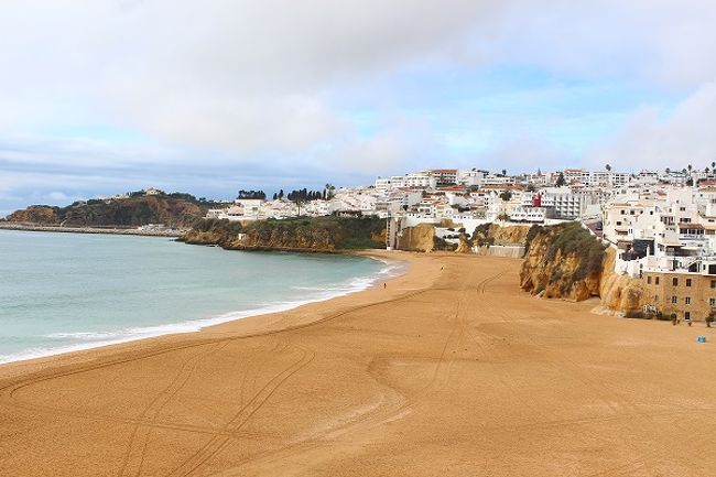 アルブフェイラ（Albufeira）へ。<br />ファロから西へ車で30〜40分ぐらいのところにあるビーチリゾートの街。断崖を背にしたビーチの景色が綺麗なところでした。街は色々なショップやレストランが並んでいます。断崖の上から街やビーチが一望出来ます。