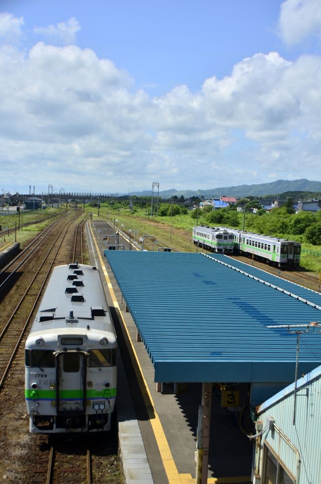 「北海道＆東日本パス」を利用して、夏の北海道（道央・道南地方）を巡るローカル線の旅を満喫してきました。<br /><br />--<br />夏の北海道を巡る旅 ～寝台急行はなます号に乗って北の大地に、そして厚別駅ワープ編～<br />http://4travel.jp/travelogue/10911468<br /><br />夏の北海道を巡る旅 ～美瑛・パノラマロードでサイクリングしてみた（前編）～<br />http://4travel.jp/travelogue/10911549<br /><br />夏の北海道を巡る旅 ～美瑛・パノラマロードでサイクリングしてみた（後編）～<br />http://4travel.jp/travelogue/10911777<br /><br />夏の北海道を巡る旅 ～富良野・ファーム富田の見渡す限りのラベンダーの絨毯を見に訪れてみた～<br />http://4travel.jp/travelogue/10912131<br /><br />夏の北海道を巡る旅 ～夏の富良野・美瑛ノロッコ号に乗って～<br />http://4travel.jp/travelogue/10912224<br /><br />夏の北海道を巡る旅 ～日高線に乗って優駿のサラブレッド達に会いに訪れてみた（前編）～<br />http://4travel.jp/travelogue/10912429<br /><br />夏の北海道を巡る旅 ～日高線に乗って優駿のサラブレッド達に会いに訪れてみた（後編）～<br />http://4travel.jp/travelogue/10912430<br /><br />夏の北海道を巡る旅 ～“キング・オブ・秘境駅”小幌駅に訪れてみた～<br />http://4travel.jp/travelogue/10913853<br /><br />夏の北海道を巡る旅 ～ローカル列車に乗って夏の北海道の新鮮な風を感じる車窓の旅を満喫してみた～<br />http://4travel.jp/travelogue/10913973<br /><br />夏の北海道を巡る旅 ～津軽海峡からの夜明けと夏のトラピスト修道院を見に訪れてみた～<br />http://4travel.jp/travelogue/10914079<br /><br />夏の北海道を巡る旅 ～（番外編）ちょっと変わった秘境駅、津軽今別駅に訪れてみた～<br />http://4travel.jp/travelogue/10914371<br />--<br /><br />函館本線のローカル列車に乗って、函館駅までの夏の北海道の新鮮な風を感じる車窓の旅を満喫しました。<br />また、函館からは函館市電のレトロな復元チンチン電車「箱館ハイカラ號」に乗って、函館市街を散策してみました。