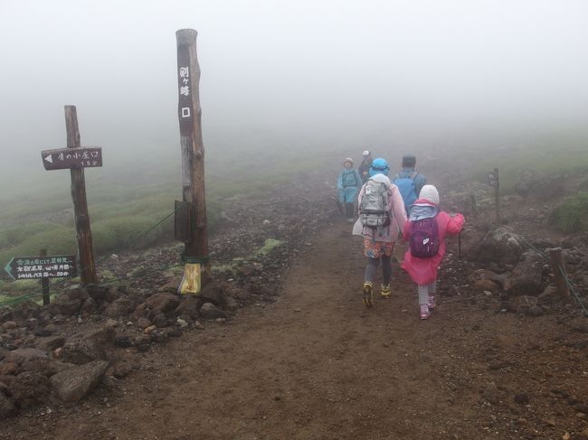 乗鞍岳は、飛騨山脈（北アルプス）南部の長野県松本市と岐阜県高山市にまたがる剣ヶ峰（標高3,026m）を主峰とする山々の総称。山頂部のカルデラを構成する最高峰の剣ヶ峰、朝日岳などの8峰を含め、摩利支天岳、富士見岳など23の峰があり、広大な裾野が広がる。<br />飛騨側の高山市街地などから大きな山容を望むことができ、親しまれてきた山である。<br /><br />乗鞍岳は、１０年以上も前登りましたが、展望が悪く、その展望はと気になっていた。<br />小学１年生になったみうとママを誘って、乗鞍岳に登ってきましたが、霧がひどく、前回以上の悪条件でしたが、頑張って登頂を果たしました。<br /><br />２年前は、いいお天気の下で、乗鞍富士見岳に登りました。<br /><br />http://4travel.jp/travelogue/10692986