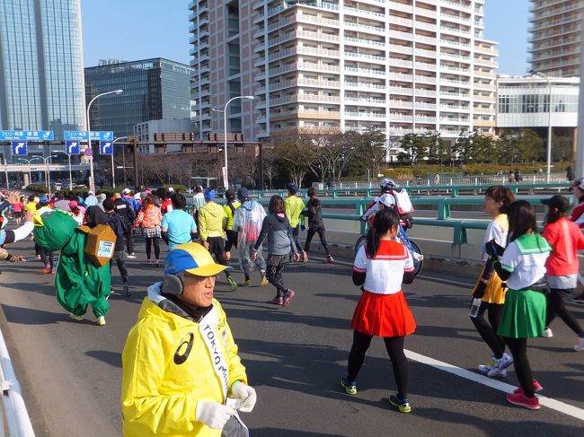つづいては東日本橋に向かい、最後は40kmの関門となる豊洲で観戦、東京マラソン応援巡りは終了です、。
