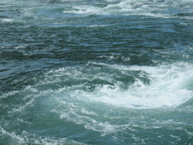 7月30日時間があったので大塚国際美術館を見学後、大潮なので綺麗な渦が見られると聞いたので<br />12時30分の船に乗って鳴門のウズシオを見てきました。潮の流れが速く綺麗にウズを巻いているのを<br />見たときは自然の威力の凄さを感じました。<br />ここでも、良い体験をしてきました。
