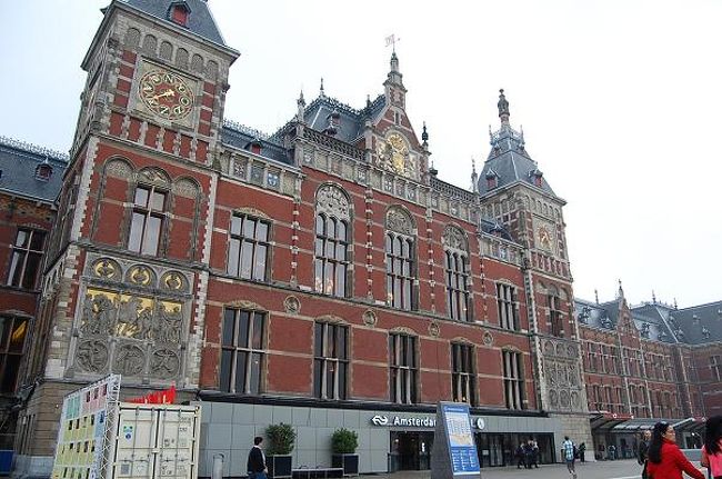 7月中旬の1週間でアムステルダムとブリュッセルに一人旅してきました。<br />福岡空港から直行便で楽々。<br />初めてのアムステルダムと10年ぶり位のブリュッセルです。<br /><br /><br />【この旅行記は2日目です。】<br /><br />1日目 ザーンセスカンスで風車を見る<br />【2日目】 アムステルダムの街歩き<br />3日目 ユトレヒトでミッフィーに会う<br />4日目 ロッテルダムちょこっと観光〜ブリュッセルへ移動〜ちょこっとブリュッセル観光<br />5日目 ブリュッセル観光<br />6日目 アムステルダムへ移動〜スキポール空港見学<br />7日目 帰国<br /><br />