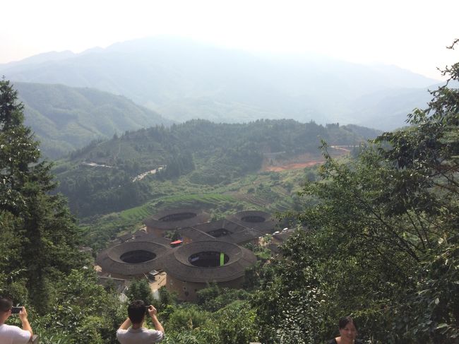 深センから1泊2日の福建土楼へ。<br />旅のハイライトは竜岩から南に約60kmの世界遺産、永定土楼群。<br /><br />1泊2日の時間制限の中、アモイからバスで4時間超かかる場所への旅行<br />は難しいかとあきらめかけたものの、2013年12月に開通した厦深高速<br />鉄道と竜岩-厦門間の竜厦高速鉄道を経由でいけることが判明。<br />ちょっくら夏休み旅行ということで。<br /><br />旅程<br />8/2(土)　7:30深セン北-11:58竜岩<br />　　　　高北土楼群、田螺坑土楼群、裕昌楼<br /><br />8/3（日）永定土楼民族文化村<br />　　　　　13:44　竜岩- 14:59　厦門北<br />　　　　　コロンス島<br />　　　　　20:00 厦門高崎空港 - 2055 深セン宝安空港