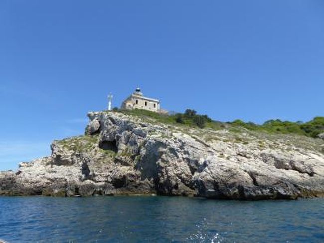 真夏の優雅な南イタリア旅行　Napoli×Puglia♪　Ｖｏｌ４５（第４日目昼）　☆トレミティ諸島（Isole Tremiti）：I.S.Domino×I.Capraiaのクルーズツアー♪サン・ドミノ島の美しい海岸美を眺めて♪