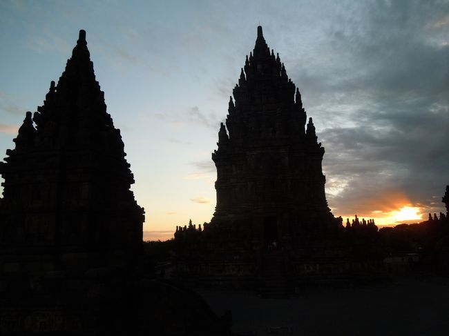 プランバナン後半はサリ寺院、プラオサン寺院とロロ･ジョグラン寺院です。<br />巡ってみて判ったことは、<br />プランバナン遺跡はメインのロロ･ジョグラン寺院を核にその他の寺院が周り数キロの範囲に点在しており、すべてを見てまわるには、バイタクでも３時間と言う時間は短すぎました。<br />入場が５時まで、６時まで居られるロロ･ジョグラン寺院を最後にしたのは正解でしたが、<br />なにせ、広すぎるし大きくて…<br />しかも日が暮れ始め、石のレリーフをゆっくり見学することはかないませんでした。<br />それでも、閉まる寸前の遺跡は人もまばらで堪能できました。<br />引き返すときは暗くなってしまい難儀しましたが。<br /><br />