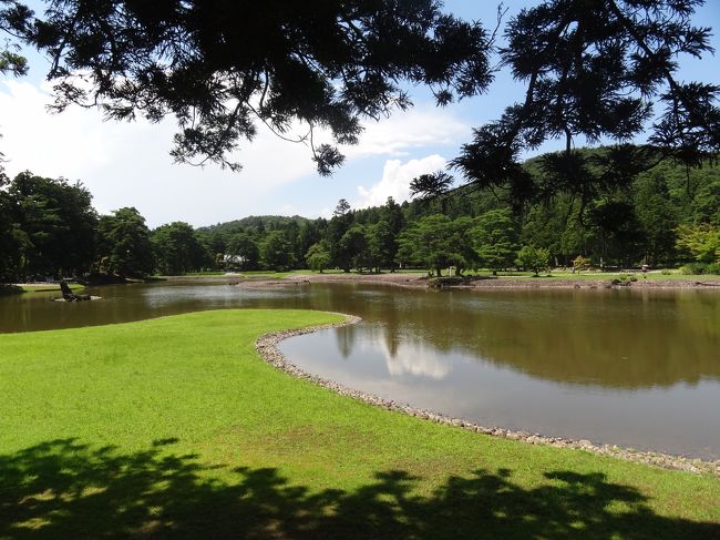 恒例の夏休み。今年も恒例北海道へ♪<br />でも、夏休みの北海道を続けてはや１０年近くにもなり、メジャーなところは行きつくした感が・・・。熱望している利尻、礼文には金銭的＆日程的にしばらく予定が立たず、旭川方面や知床はまた行きたいけど、去年行ったばかりだし、富良野美瑛は行きすぎて同行者に飽きがきてるし。という感じでなかなか行き先決まらず。<br />じゃ、しばらくご無沙汰だったニセコ方面ドライブで、羊蹄さんにご挨拶してこようか・・・と考えていたとき、ふと「じゃあ今回は東北も組み入れてみる？」と思いつきました☆彡<br />恒例の夏の北海道、今年は東北～北海道旅になりました。<br /><br />仙台駅から乗り換えて、平泉へ。本日の最終目的地は青森なのですが、せっかく北東北を横断するのだから、、、とお初の岩手県、世界遺産平泉へ立ち寄ってみることにしました。