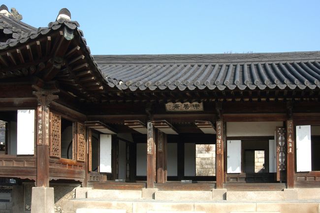 韓の国の美を探して・・・<br /><br />先ずは・・・<br />古くは、利休をはじめ幾多の茶人に、<br />そして近年では、浅川兄弟を始め多くの人々に愛された<br />韓の国の美を探して、国立中央博物館を訪ねました。<br /><br />そして　もう一つの韓の国の美　楽善斎（ナクソンジェ）<br />あまたの色を取り除いていくと・・・<br />もう一つの韓の国の美が・・・<br /><br />日韓辛く暗い歴史の中で数奇な運命に翻弄されながらも<br />人生を立派に生き抜いた李方子妃が、<br />晩年を過ごされた場所でも有るのです。<br /><br />韓の国からの海の道　いにしえよりもっとも早くひらけた海の道　<br />そこでは・・・数知れぬ人々の往還が・・・<br />そこには・・・人々のいくたの思いが・・・いくたの願いが・・・<br />李方子妃は、どのような想いを胸に往還なさられたのでしょうか。<br /><br />色々な思いにかられた旅でした。<br /><br />過去の旅行　写真の整理を兼ねて投稿しました。<br />宜しければ　どうぞ　ご覧下さいませ。