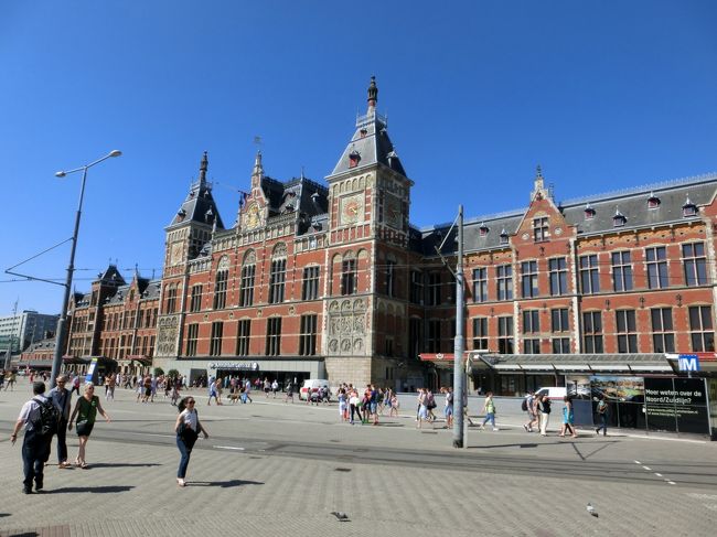 今回はオランダ・ベルギー・ルクセンブルクの世界遺産を巡り、最後はパリに滞在するという計画を立ててみた。<br />オランダのアムステルダムに3泊、ベルギーのブリュッセルに2泊(ブリュージュ観光1日あり)、ルクセンブルクに2泊、そしてパリに6泊という日程である。<br />アムステルダムからパリまでは全て鉄道で移動し、国際特急列車の旅も味わう。そして、アムステルダムでは「コンセルトヘボウ」での演奏会、パリでは「マドレーヌ寺院」でのコンサートにも参加する。盛り沢山のヨーロッパ2週間の旅である。<br />注:1ユーロ=140円で日本円に換算する。<br /><br />写真:東京駅のモデルとなったアムステルダム中央駅<br /><br />私のホームページに旅行記多数あり。<br />『第二の人生を豊かに』<br />http://www.e-funahashi.jp/<br />(新刊『夢の豪華客船クルーズの旅<br />ー大衆レジャーとなった世界の船旅ー』案内あり)<br />