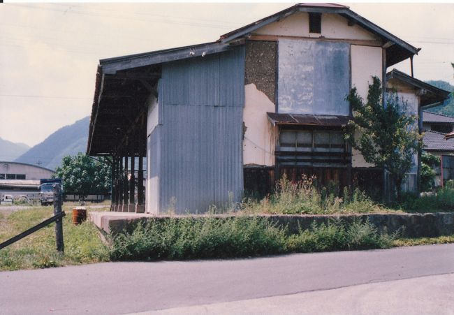 本格的に廃線跡が趣味となった頃の記録です。<br />久々に実家に戻った際に、たまたま写真を見つけたので<br />アップしてみました。<br /><br />当時中学2年、友人との泊り旅行中に立ち寄った場所です。<br />自分の趣味(性癖)を押しつけ、結構無理くり廃線探しを組み込んだ・・・<br />と記憶してます。<br /><br />体力的にも時間的にも歩くのはシンドイので、上田駅から<br />レンタサイクルを利用し線路跡を追いました。<br /><br /><br />