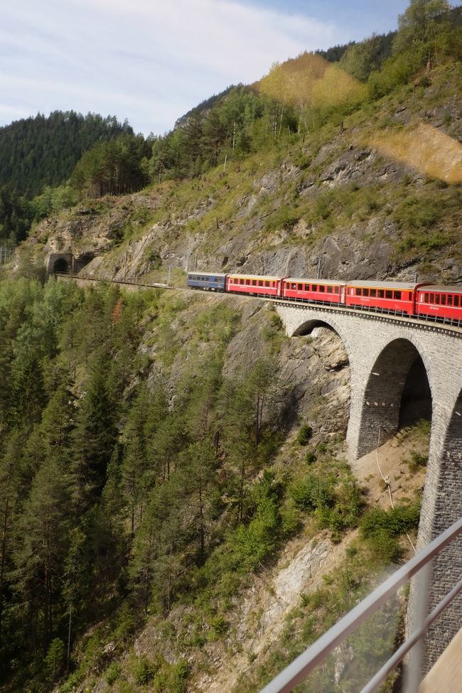 いよいよスイス入りです。<br /><br />今回のスイスでの移動は主に鉄道なんで、スイスパスを購入。<br />でも使える日が限定なんで、とりあえずサンモリッツまでは、普通にチケットを使いました。<br />グレイシャーエクスプレスに乗るためにサンモリッツに行ったんだけど、<br />もう一つの理由は、「ジョジョの奇妙な冒険」の第２部で舞台になってたんで、ちょっと行ってみたかったって馬鹿な理由もありました。