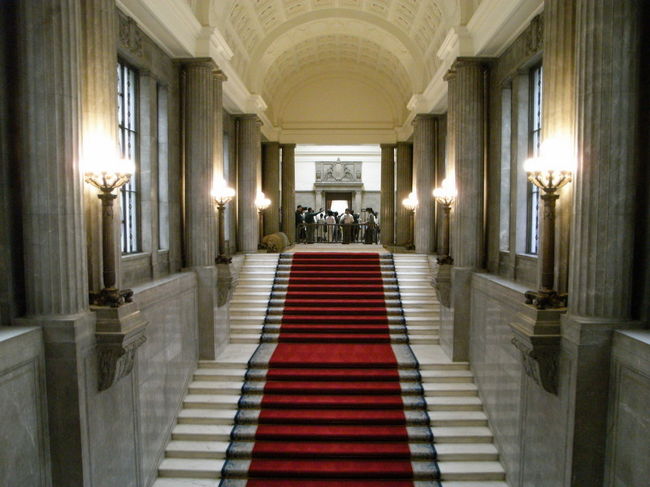 国会議事堂は、ふだんは限られた場所しか見学できないのですが、何年かに一度、特別参観という形で内部を見学することができます。これは、2007年5月19日に行われた参議院開設60年特別参観のときの写真です。