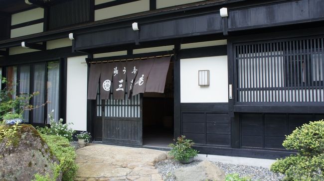今回は平湯とその周辺いわゆる「奥飛騨温泉郷」に的を絞った旅とすることに。家庭の事情で気分的には乗り切らないのですが、その気分転換が大きな目的ですので、嫁いだ娘を帰らせて身代わりにすることに。<br /> ナビで見ますと350キロほど、出発から4時間少しで着くことになります。今回は土地勘もあり、走る所では走り、緩める所ではアクセルを緩めるという調子で走りますとドンピシャでした。途中ひるがの高原では、コーヒーブレイクも。<br /> 平湯バスターミナル1時発の「上高地」行きバスの人となった家人を見送り、私は早めに宿「三蔵庵」に入ります。当てもののような調子で決めた宿です。古民家を移築したという最近流行の意匠でしたが。はっきり言って見かけだけを真似たような旅館の内装や設えに少しガッカリ。<br /> しかし、温泉と食事は素晴らしい。まず温泉ですが。24時間部屋付きの個室温泉で掛け流しです。温度調整のため加水されていますが、充分に深山の湯が楽しめました。食事は、ただ「飛騨牛」が美味しかっただけですが、これだけでも来た甲斐があります。<br /> 勿論宿の湯だけでは満足できませんので、栃尾、福地温泉巡りしました。そして、満足して帰ることが出来ました。