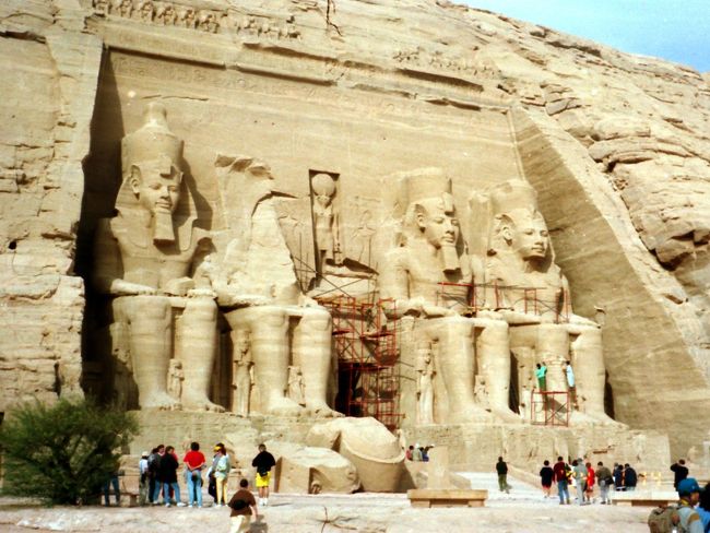 　１月１４日朝、カイロを発ち飛行機でアブシンベル神殿に到着しました。<br />此処アブシンベルは、ＢＣ１３百年にエジプト中王国時代のファラオ、ラムセス２世が造つた神殿。<br />１９６３年アスワンハイダムの建設により水没するのを惜しみ、国連の提唱で山そのものを切りだして、上部に移転しました。　正面に聳える４体のラムセス像は高さが２０米。神殿全体では巾３８米、高さ３３米、奥行き６３米です。<br />　次いでアスワンに移動し、ナイルクルーズと石切り場の見学、再び飛行機でルクソールに到着しました。　１日をフルに使い充実した一日でしたが、夕食は１０時でした。<br />　ルクソールはかってテーベと呼ばれ、新王国時代の首都として栄えた街です。ナイルを挟み生者の都、死者の都の両方から成ります。<br />　生者の都にはカルナック神殿、ルクソール神殿等があり、死者の都には王家の谷があります。<br />何を見ても圧倒されるものばかりで、とても３５百年前に造られたとは思えません。日本では未だ縄文時代なのですから。<br />　その夜二人一部屋のコンパートメントの寝台でカイロに戻ります、朝食は車両毎にボーイが居り配達してくれます。<br />　１６日は古代王国の首都サッカラとメンフィスを観光。<br />エジプトは何処へ行っても素晴らしく感動の連続でした、機会ががあったらもう一度行きたい場所です。<br />　　　