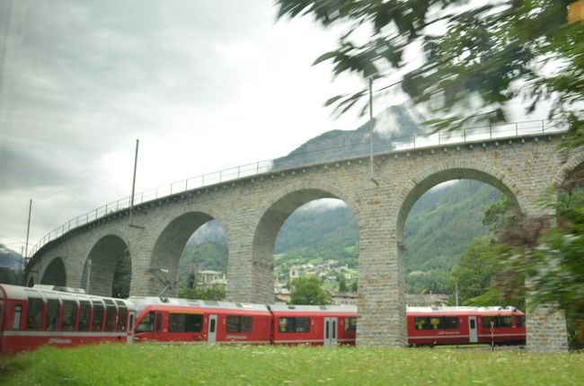 スイス4大特急のベルニナ特急に乗り、イタリアのティラーノへ。<br />今回このスイス旅行を決めたのもこの列車に乗りたい、ループを見たいと思ったからでした。<br />世界文化遺産にも選ばれた景観、特にループ橋は圧巻でした。