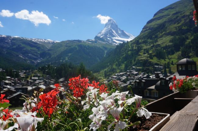 <br />夫の勤続３５年の特別休暇を利用してスイス旅行を計画。世界の車窓のＤＶＤで見たスイスの山々、新田次郎の「アルプスの谷、アルプスの村」を読んで、ずっと憬れていました。<br /><br />ツアーか個人手配か悩んだ末に、ハイキング中心に行動したいので個人手配に決めました。準備期間は６ヶ月、スイスエアーライン直行便、ホテル探し開始です。<br /><br />旅行会社のスイス旅行セミナーにも参加して情報を集めました。鉄道のパスも色々あってどれにするか悩み、ハイキングのコースも沢山ありすぎて、迷います。<br /><br />４トラベラーの玄白さん、スイス在住のkanakoさんに教えていただき、コースが決まってきました。<br /><br />ハイキングガイドは　山と渓谷社　グリンデルワルド<br />　　　　　　　　　　山と渓谷社　ツェルマット　　　を購入<br /><br /><br />　　　<br /><br /><br />スケジュール<br /><br />７月１４日　成田国際空港発　　　　　１０；２５<br />　　　　　　チューリッヒ国際空港着　１５：５５<br /><br />　　　　　　ルツェルン散策<br />http://4travel.jp/travelogue/10909479<br />７月１５日　ルツェルン〜グリンデルワルド移動<br />http://4travel.jp/travelogue/10909986<br /><br />ユングフラウヨッホへ<br />http://4travel.jp/travelogue/10910431<br /><br />７月１６日　ハイキング、グローセ・シャイディック〜フィルスト〜バッハアルプゼー<br /><br />http://4travel.jp/travelogue/10911914<br /><br />◎７月１７日　ミューレン、アルメントフーベル〜ミューレン（ノースフェイストレイルハイキング）<br />　　　　　　グリンデルワルド〜チェルマット〜ゴルナーグラート<br />　　　　　　　　　　　　　　　　　　　　　<br /><br />７月１８日　ゴルナーグラート〜リッフェルゼー〜リュッフェルベルグ→（登山電車）→リッフェルア ルプ〜スネガ（ハイキング）<br /><br />７月１９日　フーリ〜ツムゼー〜チェルマット（ハイキング）<br />チェルマット〜ベルン移動<br /><br />７月２０日　ベルン〜チュリッヒ空港<br />　　　　　　チュリッヒ国際空港　１３：００発<br /><br />７月２１日　成田国際空港　０７：５５着<br /><br />ロングコースのハイキングからツェルマットに戻りました。<br />今日の宿泊はＨＯＴＥＬ　ＢＥＬＬＡ　ＶＩＳＴＡ<br />ホテルの予約サイトで口コミが素晴らしかったホテルです。ツェルマットで２泊するつもりでいましたから、マッターホルンビューの部屋をお願いしていました。ところが急に２週間前にゴルナーグラートの空きを見つけて、迷いに迷って、ゴルナーグラート１泊、ＢＥＬＬＡ　ＢＩＳＴＡ１泊に変更しました。<br />