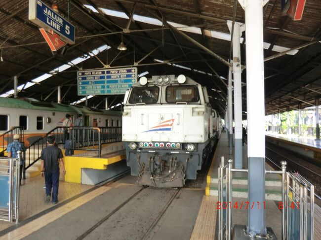 第4部-27冊目<br /><br />皆様、スラマッシアン。<br />オーヤシクタンでございます。<br />インドネシアに来て、通勤電車、バス、フェリーに乗りました。<br />そして3日目の今日は、鉄道です。<br />ジャカルタから、インドネシア国鉄が誇る特急ARGO PARAHYNGAN号でバンドゥン(Bandung)に行き、そのまますぐにバスでジャカルタに戻ると言う、乗り物好きでなければ理解できないプランであります。<br />では、元気にまいりましょう。<br /><br />表紙写真‥バンドゥンに到着した特急ARGO PARAHYANGAN号<br />―――――――――――――――――<br />旅行期日…2014年7月8日(火)～14日(月)<br /><br />7月11日(金) 第4日目<br /><br />★インドネシア国鉄・特急ARGO PARAHYANGAN22号 バンドゥン行<br />ガンビル5:15→バンドゥン8:32<br />↓<br />★MGI バス ボゴール行<br />ルウィパンジャンBT 10:00→UPTD BT(ﾎﾞｺﾞｰﾙ)13:10<br />↓<br />★ジャボタベック(ジャカルタ首都圏電車) ジャカルタ.コタ行<br />ボゴール15:10→Gondangdia(ｼﾞｬｶﾙﾀ)16:20<br />