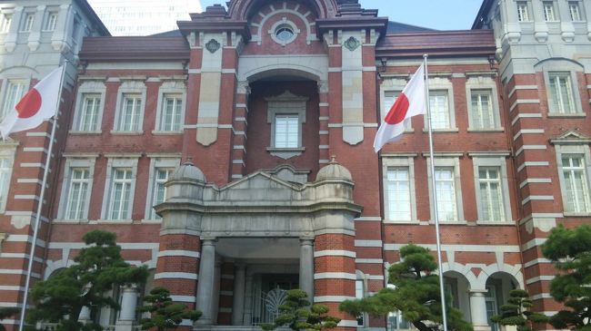 神奈川新聞の花火大会の帰りに<br />東京ステーションホテルに行ってみることにしました。<br />2012年 東京駅に復元された東京ステーションホテル<br /><br />客室は2〜4階に150室、うちドームサイドに28室<br />ドームサイドからは復元された東京駅のドームの美しい天井を部屋から眺められる。<br />ステーションホテルは人気が高いようでレートが高いです。<br /><br />今回はお部屋おまかせプラン(40?)(朝食付き)約47000<br />セール中のリッツ東京より高く、本当に迷いました。<br /><br />他のデラックスホテルとは、少し趣が違うので、新鮮で楽しめました。<br />